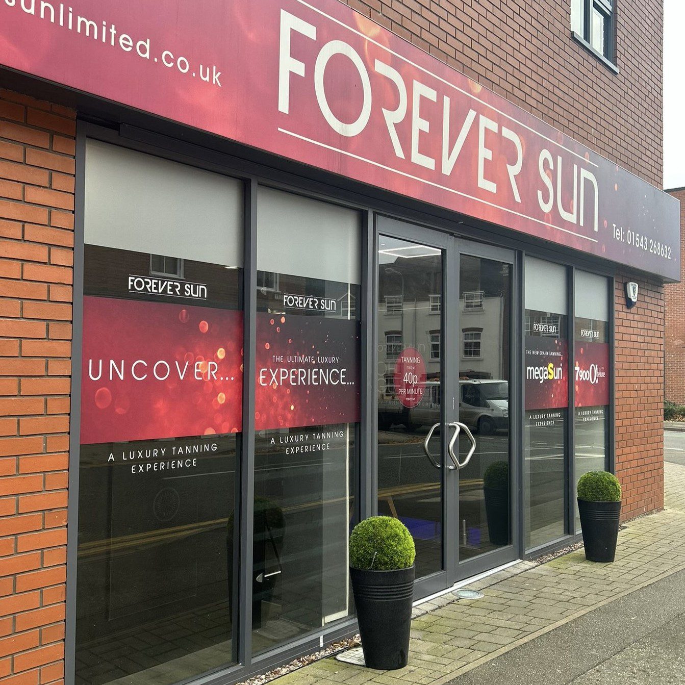 A store front with the words " forever sun ".
